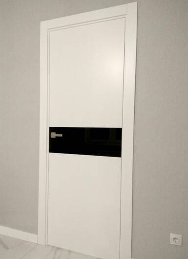 Міжкімнатні двері фарбовані а2.s білі з чорним склом