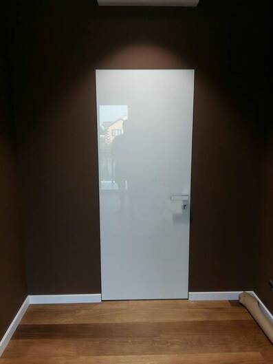 Міжкімнатні двері шпоновані модель gw00 з склом/дзеркалом